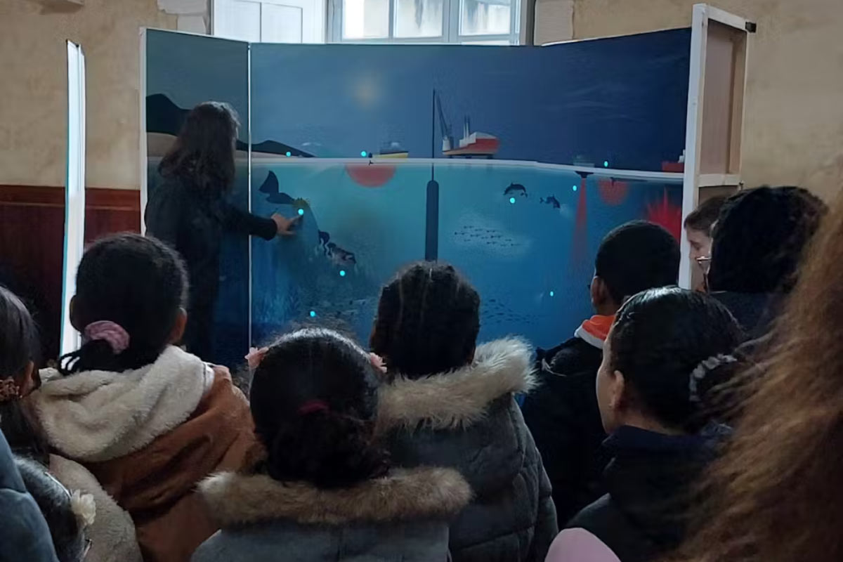 cabine-pedagogique-sonorites-marines Les dangers de la pollution sonore sous-marine